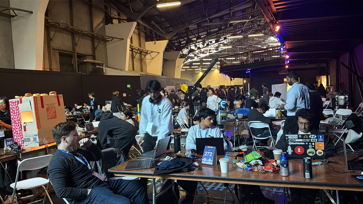 jnthnvctr's tweet image. 90 minutes to judging for @CalHacks!
16 teams sprinting to the finish line on the hardware track w/ @BitRobotNetwork