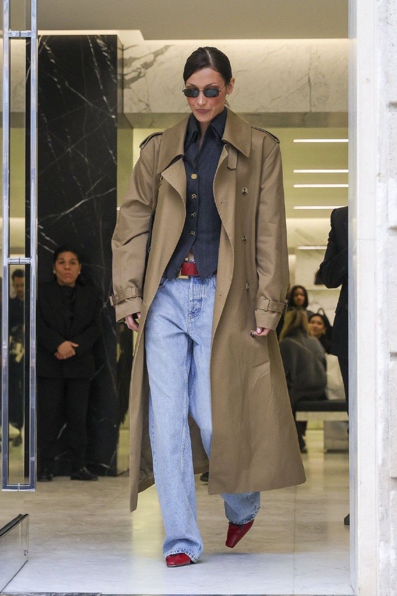 the red accents in the belt and shoes… big fan