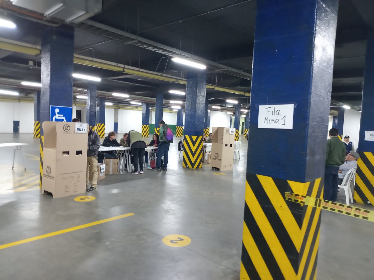 🔴Urgente: <a href="/Registraduria/">Registraduría Nacional del Estado Civil</a> SABOTEA CONSULTA DEL PACTO HISTÓRICO, redujeron en un 90% las mesas de VOTACIÓN. Miren en el Murillo Toro en BOGOTÁ de 80 mesas pasaron a 2. Inmensas filas de gente para Votar y no hay PUESTOS. 👇