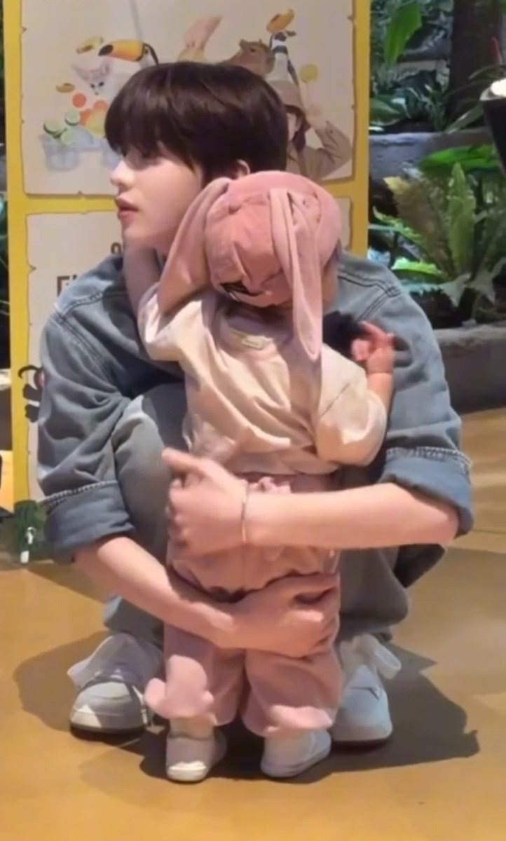 TWS_JH's tweet image. 신유 ㅈㄴ 설레게 아기랑 잘 어울림