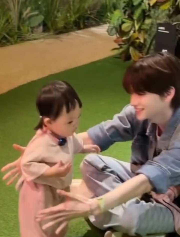 TWS_JH's tweet image. 신유 ㅈㄴ 설레게 아기랑 잘 어울림