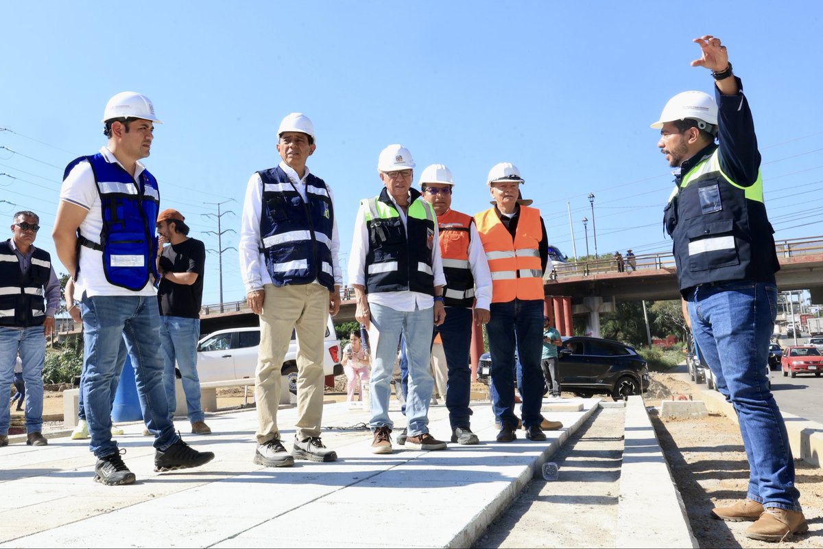 GobOax's tweet photo. LA PRIMAVERA OAXAQUEÑA IMPULSA EL PARQUE LINEAL EN LAS RIBERAS DEL RÍO ATOYAC

El Gobernador @salomonj, junto al titular de la @SIC_GobOax, @C_Vichido, supervisó el avance de los trabajos del Parque Lineal en las riberas del Río Atoyac, una de las obras que la #PrimaveraOaxaqueña realiza para el beneficio de la ciudadanía.

En su mensaje, el Mandatario Estatal expresó que con estas acciones, su administración construye espacios dignos para el disfrute de las familias oaxaqueñas y contribuye al desarrollo de Oaxaca.