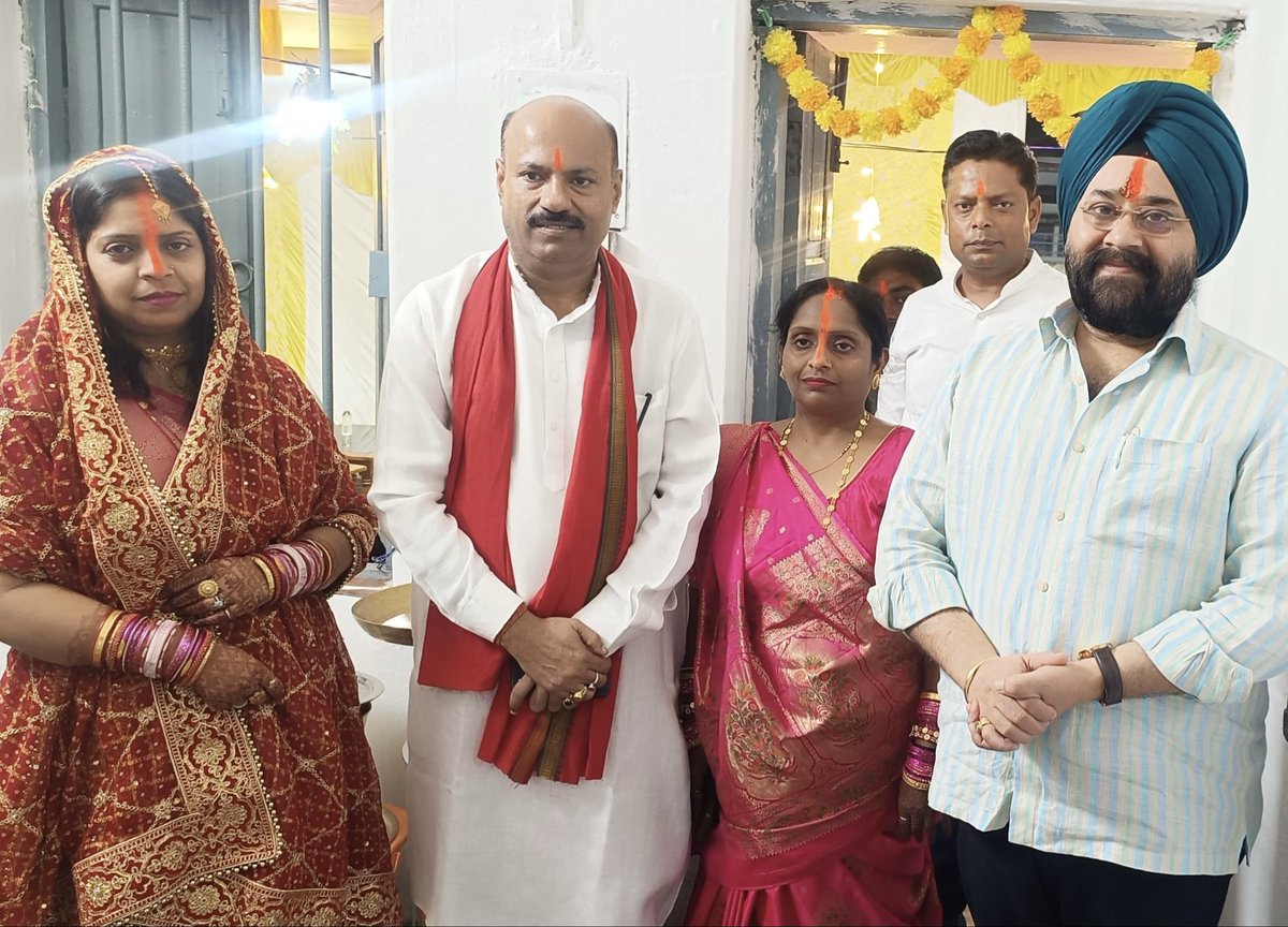 भारतीय जनता पार्टी, जमशेदपुर महानगर के पूर्व जिला अध्यक्ष एवं बड़े भाई बिनोद सिंह जी के आवास पर छठ महापर्व के पावन अवसर पर खरना प्रसाद ग्रहण करने का सौभाग्य प्राप्त हुआ।

सूर्य उपासना का यह महापर्व सभी के जीवन में सुख, शांति और समृद्धि लेकर आए।

#ChhathPuja #Devotion #Blessings