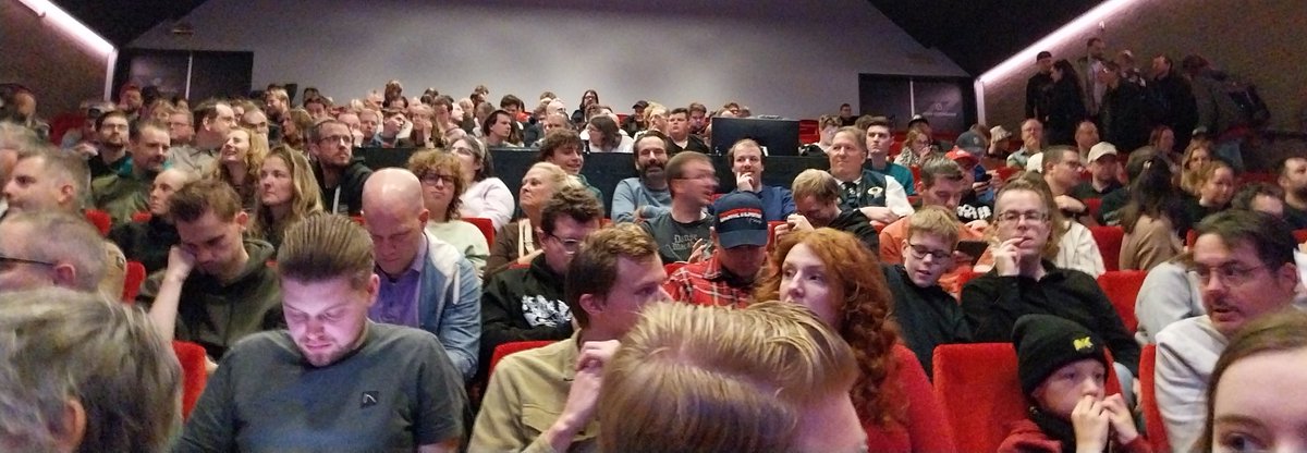 _Michje's tweet image. Wat heerlijk om weer in een volle zaal te zitten met #Efteling liefhebbers voor de opnames van @KBoodschap en samen te reageren op dezelfde &quot;inside jokes&quot;  Door de lange rij en drukte helaas niet veel van de beurs kunnen meekrijgen. Enorm jammer want ik wilde vanalles kopen!