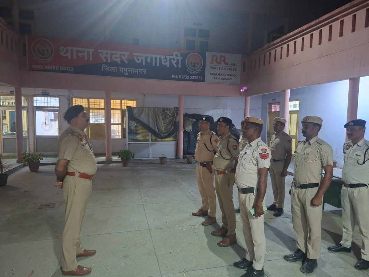police_haryana's tweet photo. 31 अक्टूबर के राष्ट्रीय सुरक्षा दिवस के उपलक्ष्य पर हरियाणा के 429 थानों तथा 33 महिला पुलिस थानों में रोल कॉल। सभी उपस्थित को सुनाया गया  माननीय प्रधान मंत्री श्री नरेन्द्र मोदी जी का संदेश। 
उनकी प्रेरणा से थाने के पुलिसकर्मी जाएँगे स्कूल-स्कूल, सिखायेंगे बच्चों को साइबरक्राइम एवं ड्रग्स से बचने के उपाय।

#NationalUnityDay
#SardarPatelJayanti
#limitedScreenTime
#SayNoToDrugs

@PMOindia @narendramodi
@Amitshah @CMOharyana @NayabsainiBJP