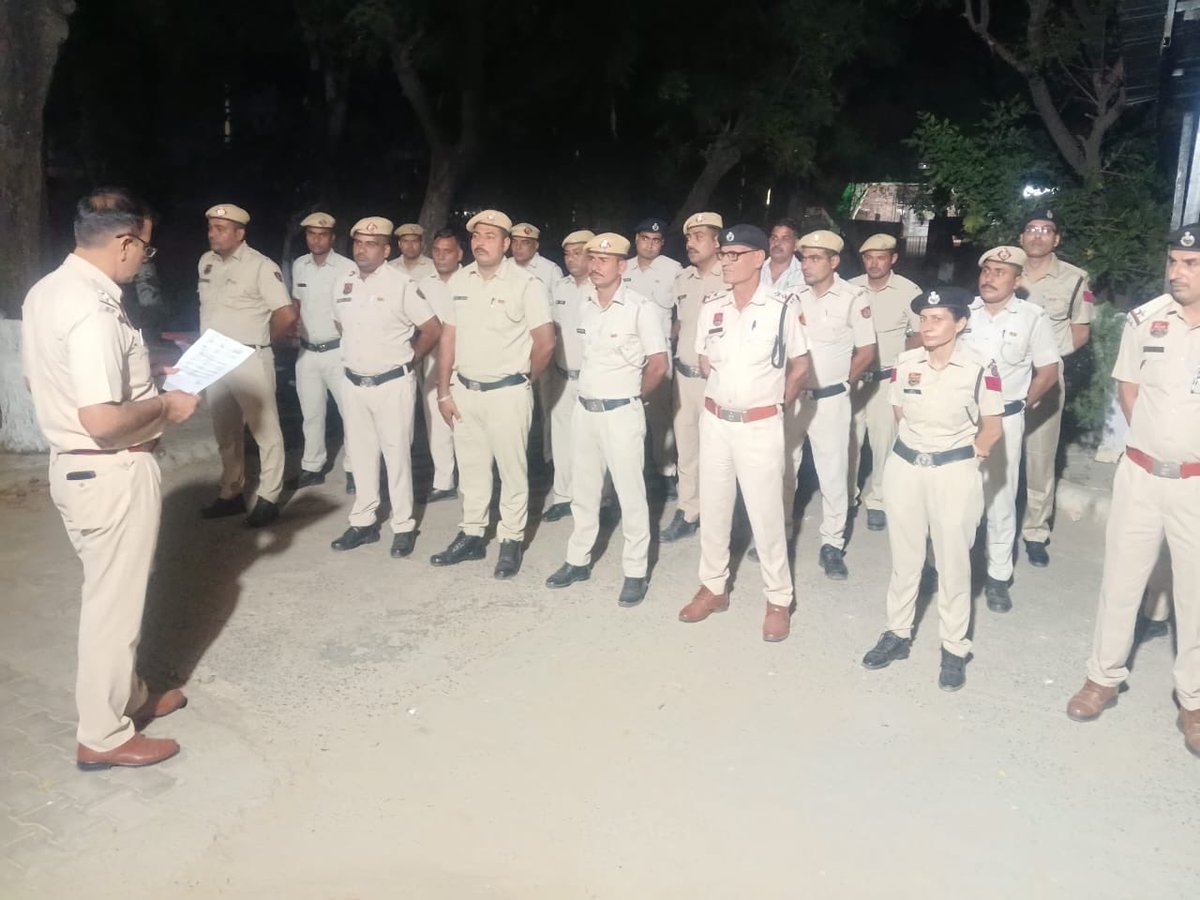 police_haryana's tweet photo. 31 अक्टूबर के राष्ट्रीय सुरक्षा दिवस के उपलक्ष्य पर हरियाणा के 429 थानों तथा 33 महिला पुलिस थानों में रोल कॉल। सभी उपस्थित को सुनाया गया  माननीय प्रधान मंत्री श्री नरेन्द्र मोदी जी का संदेश। 
उनकी प्रेरणा से थाने के पुलिसकर्मी जाएँगे स्कूल-स्कूल, सिखायेंगे बच्चों को साइबरक्राइम एवं ड्रग्स से बचने के उपाय।

#NationalUnityDay
#SardarPatelJayanti
#limitedScreenTime
#SayNoToDrugs

@PMOindia @narendramodi
@Amitshah @CMOharyana @NayabsainiBJP
