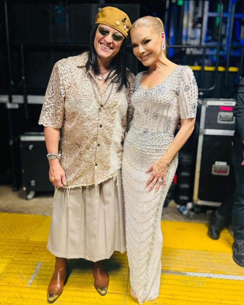 La maestra de arte y la de español en el prom