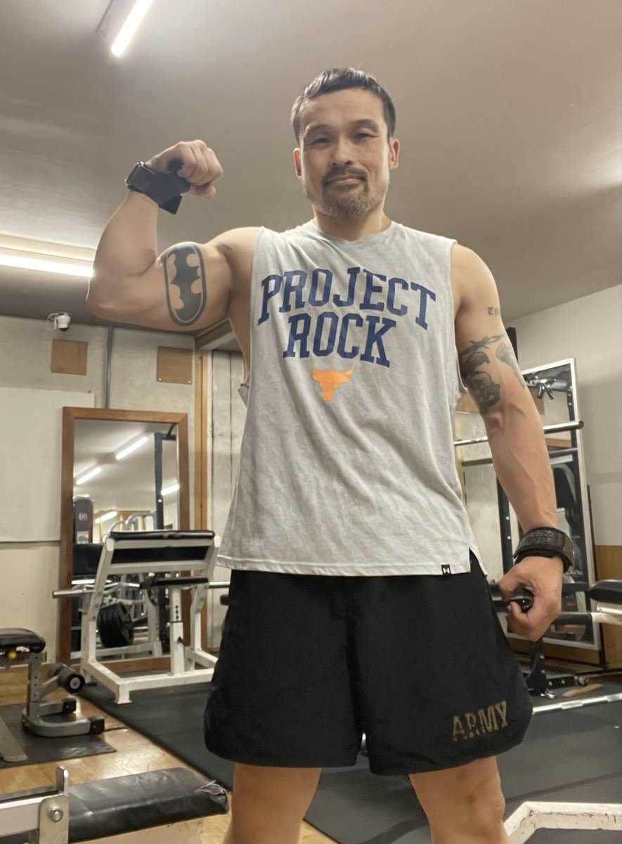 お疲れ様です⭐️ 明日は夜勤スタートなので二、三頭を鍛えてきました💪　昼に髪を切りましたが横を刈り上げるのはやめて爽やかになるようにしました✂️