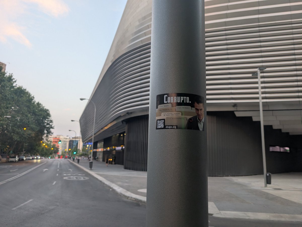 hazteoir's tweet image. ⚽ Ya que muchos españoles estáis pendientes de #ElClásico entre el Real Madrid y el Barcelona, tenemos entendido que en la zona del Santiago Bernabéu se suelen ver pegatinas del #CORRUPTO. 🥀
📸 Si veis alguna, no dudéis en sacarle una foto y compartirla en redes sociales. 😉