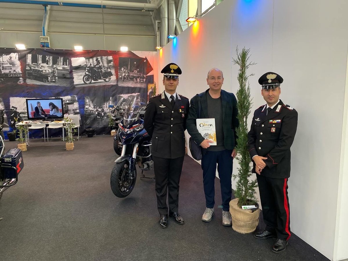 FabriAnsaloni's tweet photo. In visita alla stand dei Carabinieri presso Auto Moto d’Epoca , ricevo con piacere e onore il libro “Oltre il dovere” Carabinieri decorati medaglia d’oro al valor militare con dedica del Capitano Nucleo Investigativo Bologna https://t.co/7pChx8apGv