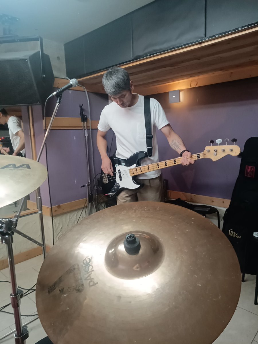 daisukeoochi's tweet photo. 夜分にすみません。
11月の砂上とjawbreakerとのLIVEに向け練習に勤しんでおります。って同じコメントですみません！save your generation！ https://t.co/9IwPCqcEzn
