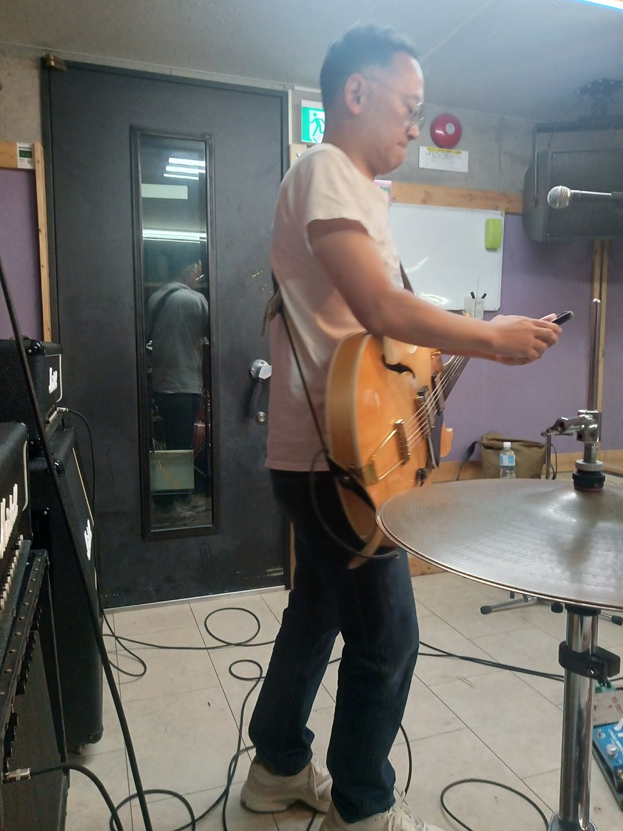 daisukeoochi's tweet photo. 夜分にすみません。
11月の砂上とjawbreakerとのLIVEに向け練習に勤しんでおります。って同じコメントですみません！save your generation！ https://t.co/9IwPCqcEzn