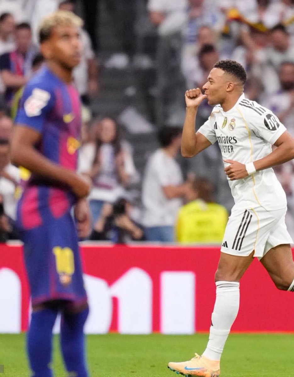 mbpwld's tweet image. إحتفالية الاسطورة مبابي أمام لامين 🤣🤣🤣🤣