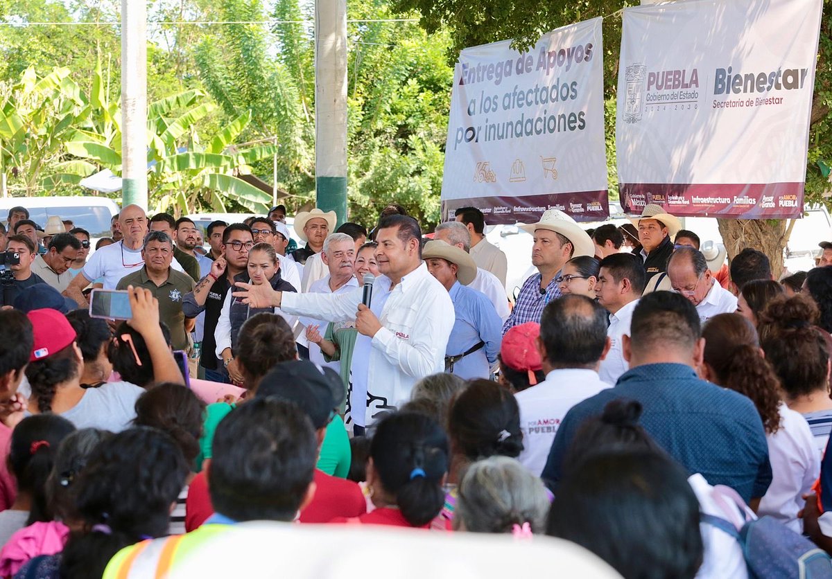 SicomNoticias_'s tweet photo. 👏🏼 El gobernador de Puebla, @armentapuebla_ entregó  129 apoyos a través del Programa de Atención de #Contingencias Agropecuarias, con un monto total de 633 mil pesos.

📰 #SicomNoticias 

https://t.co/KMwH6QmjIv https://t.co/iAH2p0s8OG