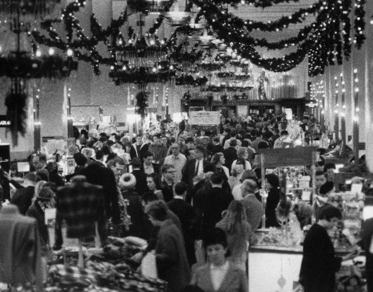 Celebrate the season Cleveland-style! Join our Holiday Tours:
🎄 Historic Hotels (Dec 4 &amp; 9)
🎁 Little Italy (Dec 6 &amp; 7)
🛍️ Grand Dept. Stores (Dec 11 &amp; 16)
Includes cocoa and cookies! takeahikecle.com/seasonal-series