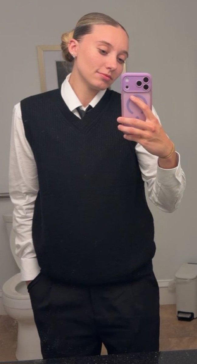 hcscar's tweet photo. fine ass waiter https://t.co/sgLhylzCpn