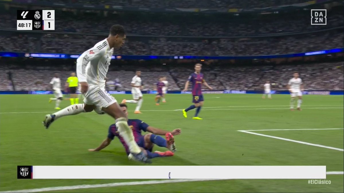 ArchivoVAR's tweet photo. 🖥️💥 Cara y cruz para el VAR en el Santiago Bernabéu.

👉🏻 Eric García levanta el brazo y desvía el balón dentro del área tras un toque previo en Bellingham.

✅ 𝗘𝗦 𝗣𝗘𝗡𝗔𝗟𝗧𝗜.

▪️ La clave de la acción es que la mano va hacia la dirección del balón y no al contrario. https://t.co/uemCS214uC