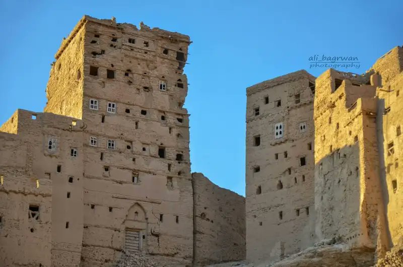 ✨ حصون آل دغار:

تشتهر بأنها من المعالم الأثرية والتاريخية الهامة في وادي حجر

حيث يعود تاريخ بناءها إلى زمن إمارة بني الدغار التي كان مركزها في شبام قبل أن تسقط في مطلع القرن 7هـ.
فتوجه آل دغار إلى وادي حجر وأقاموا إمارة صغيرة لهم هناك
وتُعتبر حصونهم في الوادي شاهدة على تاريخهم