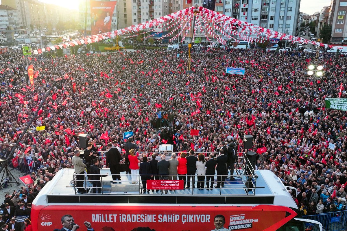 herkesicinCHP's tweet photo. Genel Başkanımız Özgür Özel, Eskişehir Cumhuriyet Meydanı’nda düzenlediğimiz ‘Millet İradesine Sahip Çıkıyor’ eyleminde vatandaşlara hitap etti. https://t.co/jwtj8GcqY8