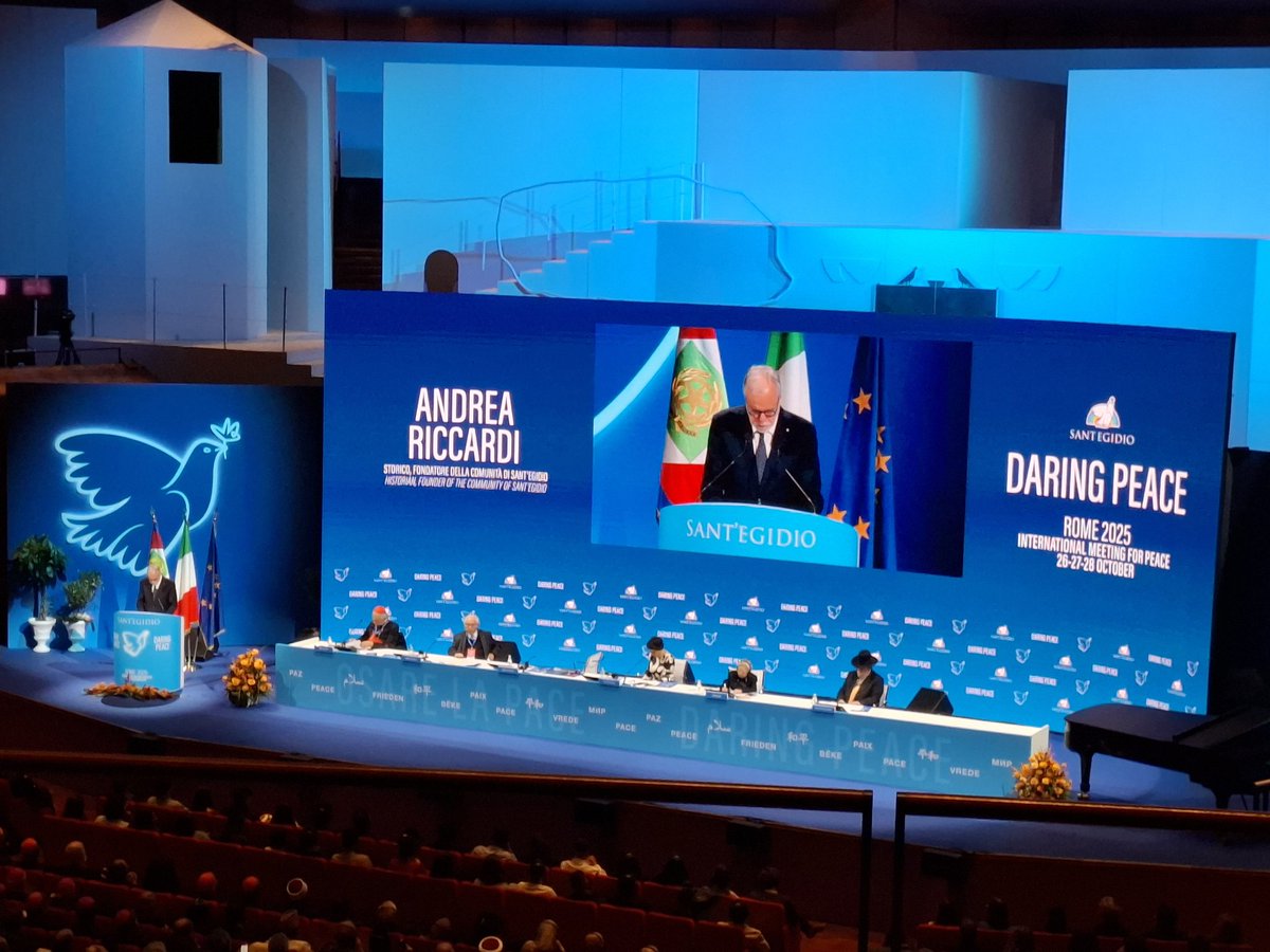 #AndreaRiccardi invita a pasar "de la edad de la fuerza a la edad del diálogo y la negociación(...) Cuando se inicia el dialogo ya se degusta el sabor de la paz." Inauguración del Encuentro "Atreverse a la paz" en #Roma2025. #OsarelaPace 
EN VIVO 🔴meetingsforpeace.santegidio.org