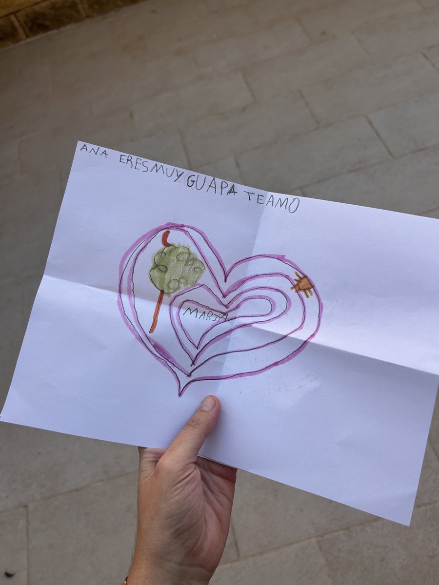 tener una semana de mierda por muchos motivos ajenos, pero hoy he llegado a mi casa, me he visto esta carta en el suelo y la he abierto 

y no puedo parar de llorar ❤️‍🩹