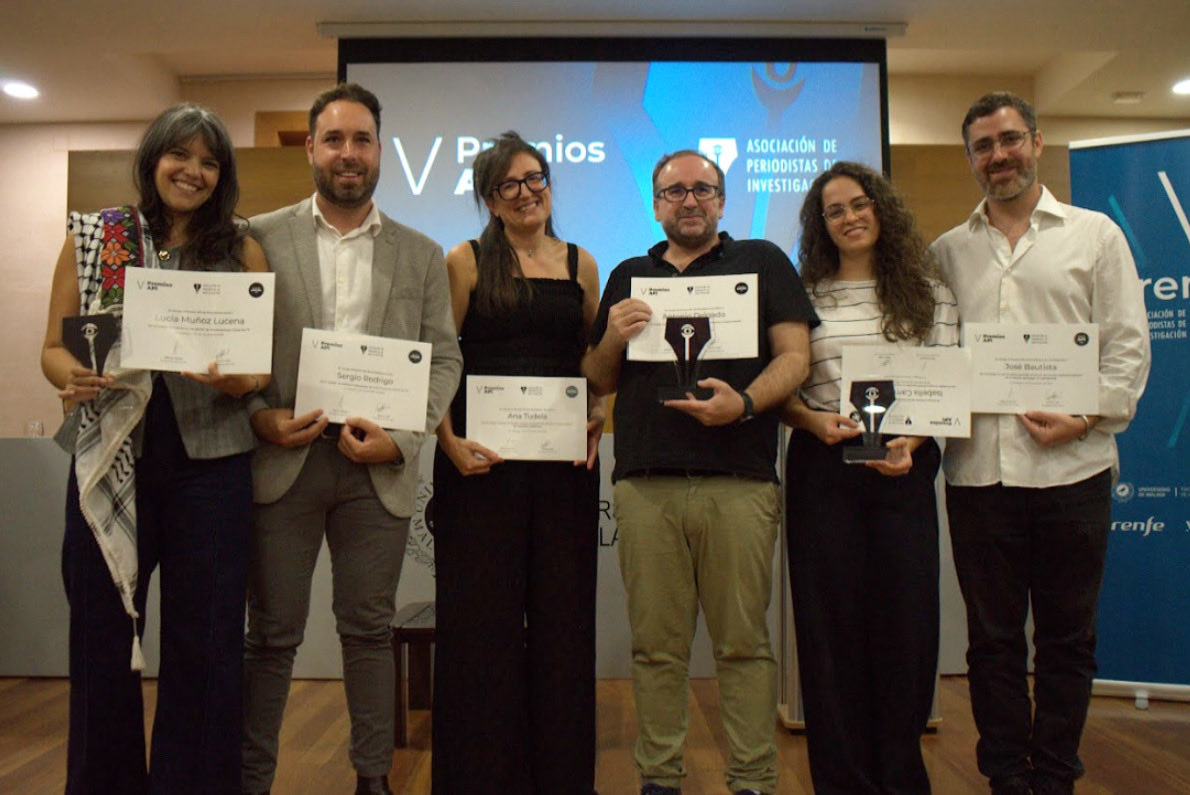 Todos los ganadores de los
#PremiosAPI2025. Una imagen que resume lo mejor del periodismo de investigación: compromiso, rigor y valentía. Felicitamos a todas y todos los premiados de esta edición por su trabajo incansable en la búsqueda de la verdad y la rendición de cuentas.