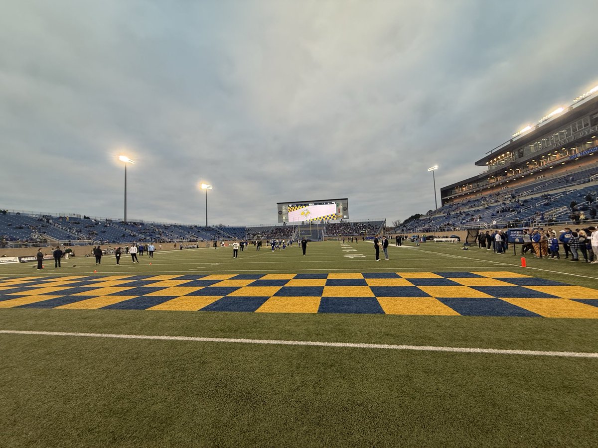 I had a great time yesterday <a href="/GoJacksFB/">SDSU Football</a>! Thank you @DOGMentalityDB for the gameday invite!
<a href="/CoachDtjackson/">Dan Jackson</a> <a href="/CoachEidsness/">Eric Eidsness</a> <a href="/CoachBangSDSU/">Coach Mike Bangtson</a> <a href="/Coach_Simone73/">Anthony Simone</a> <a href="/Coach_Haferbier/">Jared Haferbier</a> <a href="/ChrisGomez54/">Chris Gomez</a> <a href="/FootballSpx/">SPX_Football</a> <a href="/JPRockMO/">JP Rock</a> <a href="/WOWKCfootball/">WOWKC</a> <a href="/6starfootballMO/">Six Star Football | MISSOURI</a>