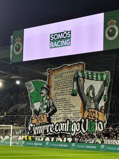 GxldeChapela's tweet photo. El Oviedo, Racing o Burgos hacen mejores tifos que estos aficionados de broma.

Honor a los que animan al equipo de su ciudad! https://t.co/YuPPc562MX