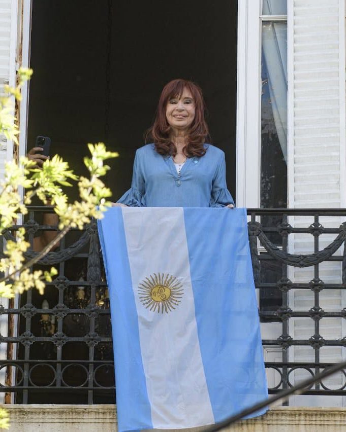 Es rara la democracia si proscriben a la líder máxima de la oposición. Que miedo que le tienen