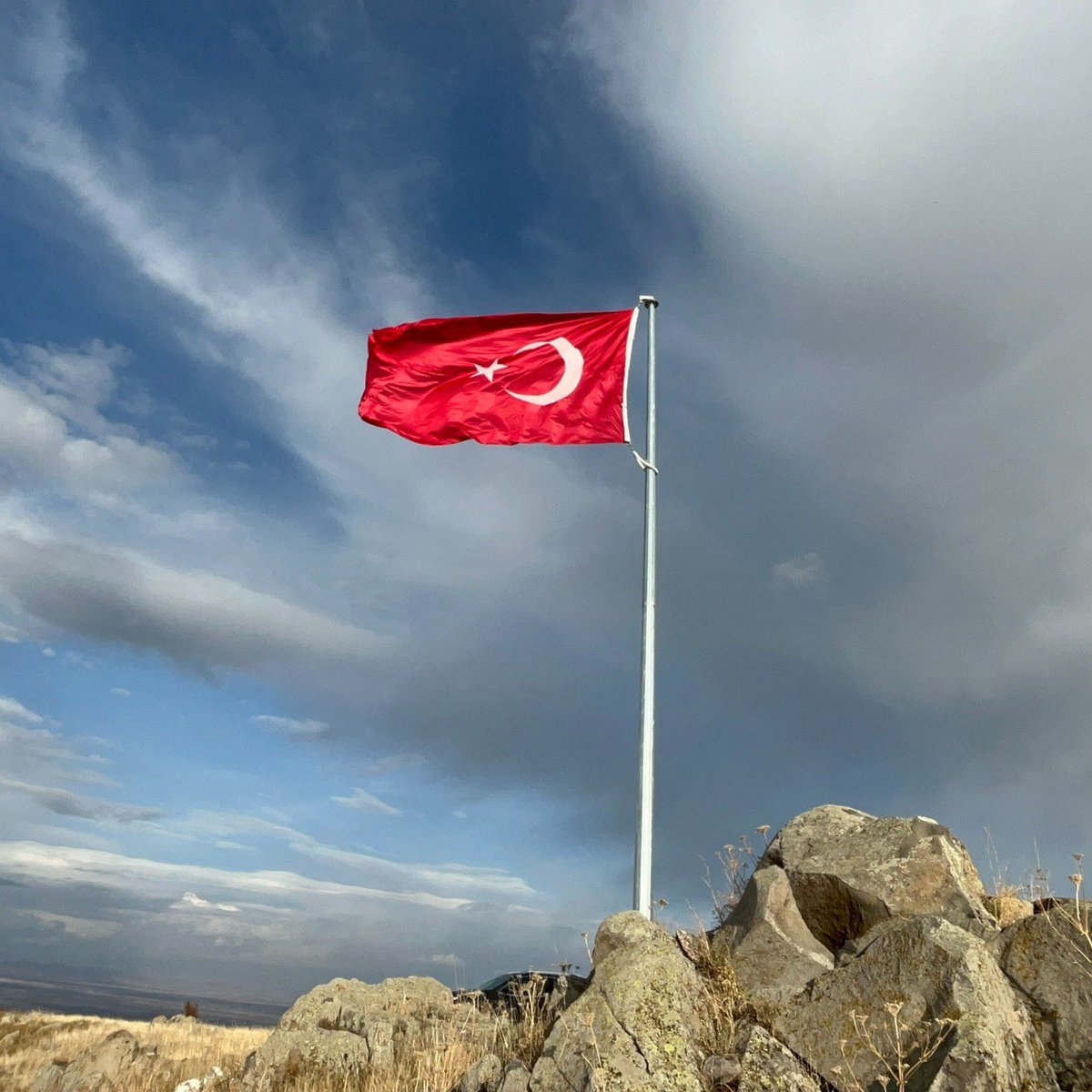 ElmeddinBehbud's tweet photo. #Kars'lı köylüler #Ermenistan sınırında bulunan 2 bin 500 rakımlı Karakuzu Dağı'na #Türk bayrağı dikti 🇹🇷🇦🇿
#Qars https://t.co/5L1dPd31nr