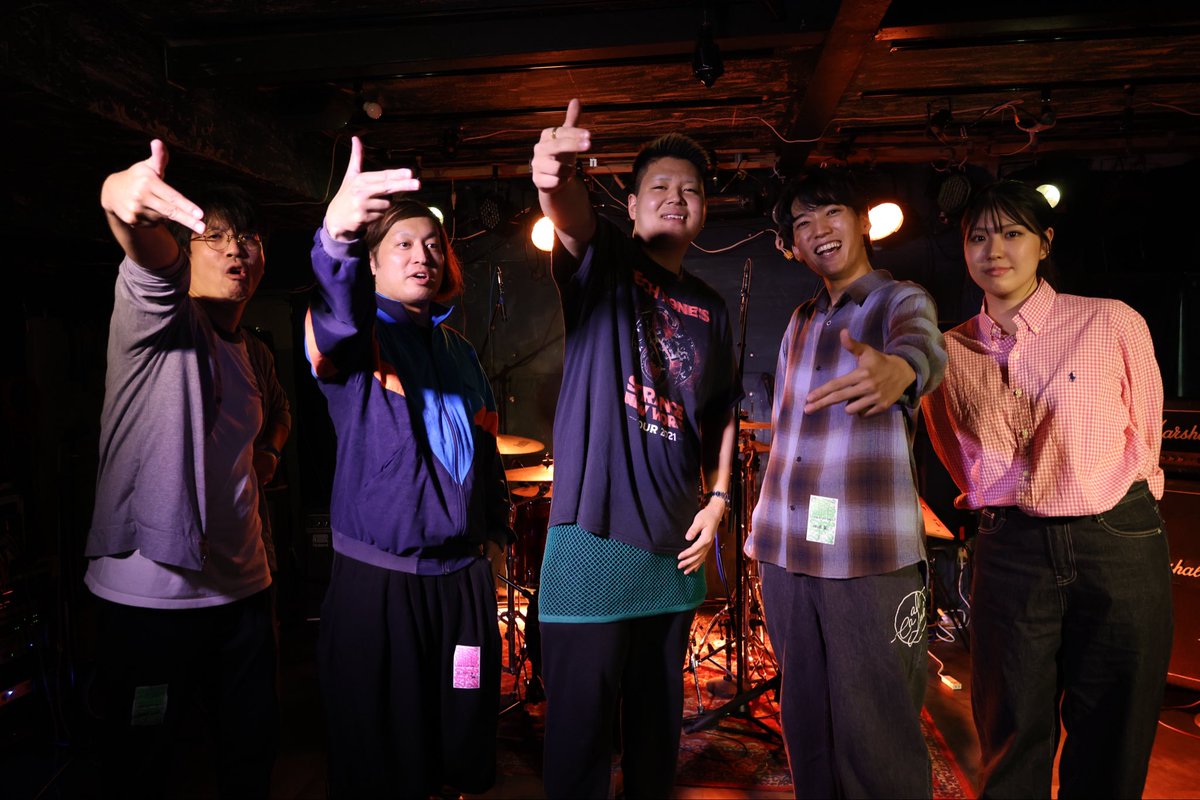 mqitqso_69's tweet photo. お疲れ様でした！
諸々済ませて帰宅しましたーーー！！
今回も最高のイベントでした。
箱、出演者が変わってもBluedaysが出す雰囲気は同じなんだなーって確信に変わりました。

今回はソロ5組バンド4組の２部制で、
毛色の違う、ただただ私がいいなと思った方々をブッキングさせていただきました。

いつも思うんですけど、ジャンルや形態が違っても
同じ方向を向いていれば自ずと全て同じなる、違和感がなくなるな、ということ。

今回もすごくそれを強く感じて、
それでいて全バンド絶対に鳥肌が立つ瞬間があって、
泣ける場面もあったり、声を挙げる場面があったり、
あっというまの8時間でした。

今日、Bluedaysに来ることを選んでくれたお客さん、出ることを決めてくれた出演者の皆さん、
そして素敵な空間を提供してくださった騒弦さん、
関わってくれた全ての皆様！！！！

本当にありがとうございました！！！！

最高でした！！！！！ありがとうございましたーーーー！！！！

@march_of_koala3 
@Fleem_8488 
@FukuMick 
@Octopusheadbad 
@SoLuna925 
@BassKK4 
@JSK_band 
@sougen0228 
@Bluedays_106 

special thanks
@alternativegear