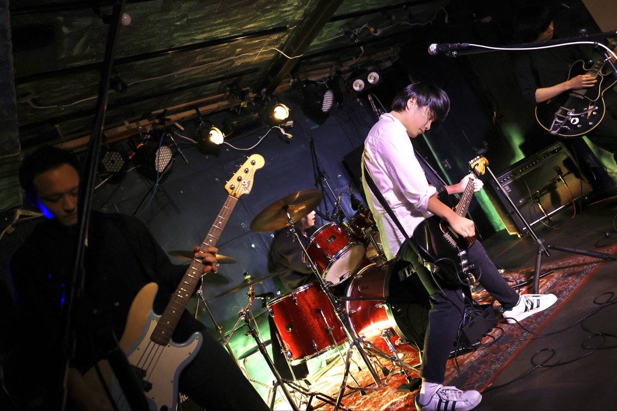 mqitqso_69's tweet photo. お疲れ様でした！
諸々済ませて帰宅しましたーーー！！
今回も最高のイベントでした。
箱、出演者が変わってもBluedaysが出す雰囲気は同じなんだなーって確信に変わりました。

今回はソロ5組バンド4組の２部制で、
毛色の違う、ただただ私がいいなと思った方々をブッキングさせていただきました。

いつも思うんですけど、ジャンルや形態が違っても
同じ方向を向いていれば自ずと全て同じなる、違和感がなくなるな、ということ。

今回もすごくそれを強く感じて、
それでいて全バンド絶対に鳥肌が立つ瞬間があって、
泣ける場面もあったり、声を挙げる場面があったり、
あっというまの8時間でした。

今日、Bluedaysに来ることを選んでくれたお客さん、出ることを決めてくれた出演者の皆さん、
そして素敵な空間を提供してくださった騒弦さん、
関わってくれた全ての皆様！！！！

本当にありがとうございました！！！！

最高でした！！！！！ありがとうございましたーーーー！！！！

@march_of_koala3 
@Fleem_8488 
@FukuMick 
@Octopusheadbad 
@SoLuna925 
@BassKK4 
@JSK_band 
@sougen0228 
@Bluedays_106 

special thanks
@alternativegear