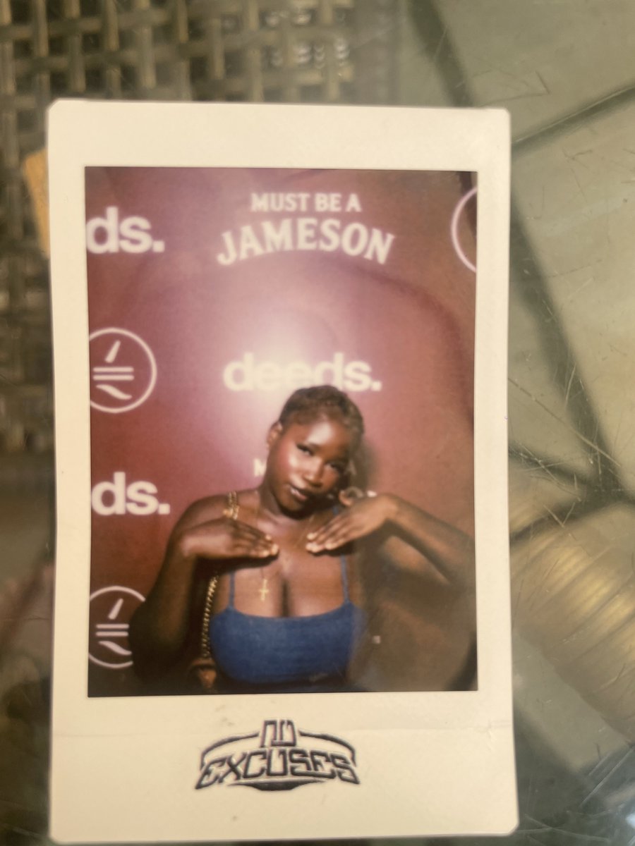 Found this at the Blaqbonez riot and I have No excuse to not appreciate the beauty.
Twitter help me do your thing and find her 🚶🏾