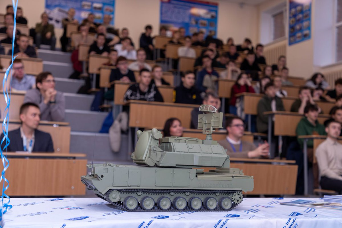 denvar75's tweet photo. ИжГТУ и ИЭМЗ «Купол» провели совместное мероприятие по профориентации и трудоустройству студентов #Ижевск #ИжГТУ #ИЭМЗКупол #АлмазАнтей https://t.co/gJG8ZGOPoN… https://t.co/ok8N7zeQ2m