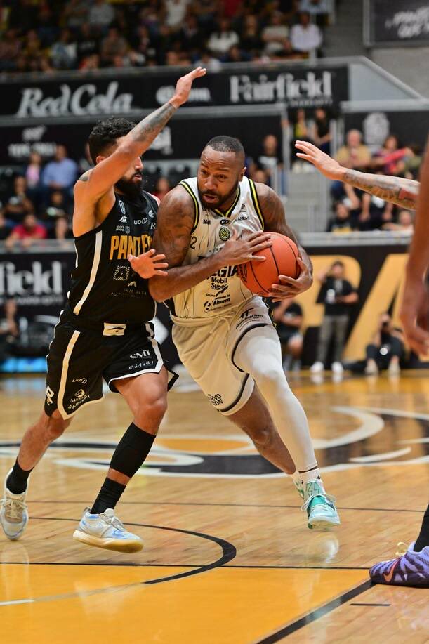 ⚙️<a href="/Fuerza_Regia/">Fuerza Regia</a> se pone a un triunfo de la Gran Final de la <a href="/LNBPoficial/">Liga Caliente.mx LNBP</a> al imponerse como visitante 94 - 72 a 🐾<a href="/PanterasSomos/">Panteras Aguascalientes</a> dejando la serie 3-1 

MTY:
Brandon Paul  17 Pts

AGS:
Jaron Martin 14 Pts 

#MarcandoLaDiferencia #LigaCalienteMXLNBP