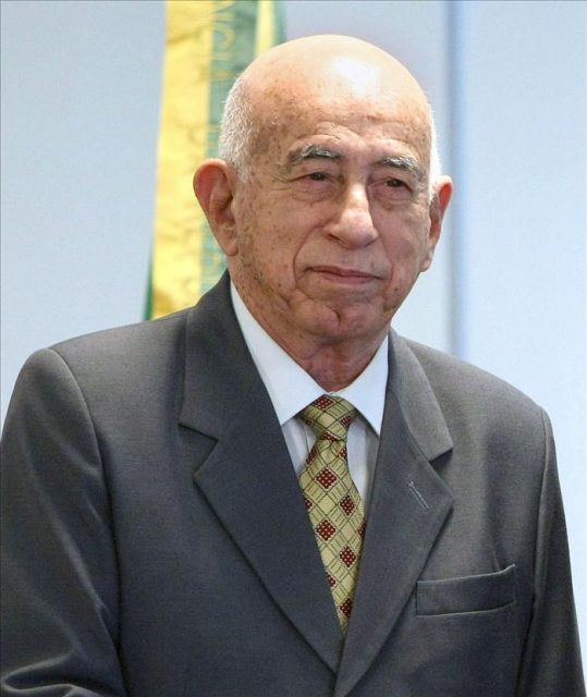 Con cariño y sentida admiración felicitamos hoy al Comandante del Ejército Rebelde, José Ramón Machado Ventura, compañero de disímiles batallas y que nos ofrece el ejemplo, a sus 95, de seguir luchando por la Revolución que ha sido el sentido de su vida.