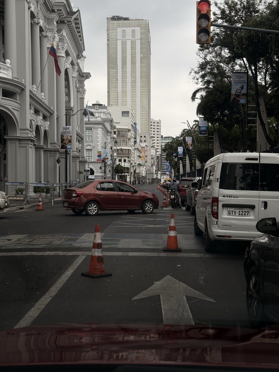 IngDavicho's tweet photo. Las ideas geniales de la @alcaldiagye al menos ubiquen a agentes de la @ATM_Transito está colapsado el malecón https://t.co/Zif2qyLeLG