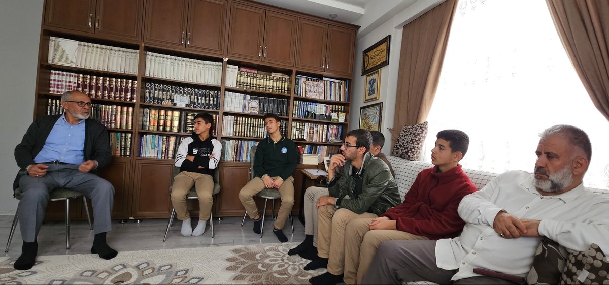 urfaanadoluihl's tweet photo. Çedes projesi kapsamında öğrencilerimiz ile yıllarca İmam Hatip liselerinde hizmet eden, emek veren Kenan KAHRAMAN hocamızı evinde ziyaret ettik. Hocamız misafirperverliginin yanı sıra öğrencilerimize imam hatiplik ruhunu ve görev boyunca yaşadığı tecrübelerini anlattı. https://t.co/SrwO0cHVXu