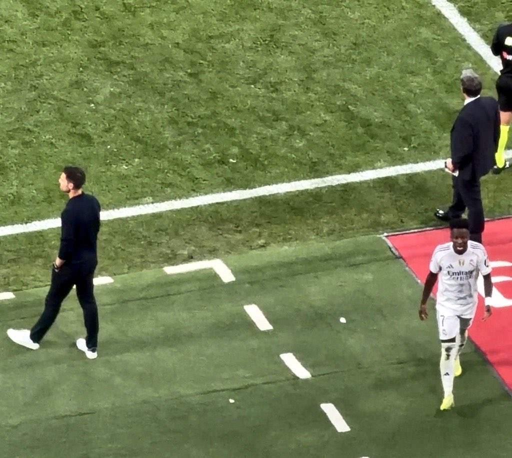 Ke3ndry_'s tweet image. Es un completo desubicado, un incompetente.

Que por nada del mundo llegue a las fase KO de Champions este mediocre.