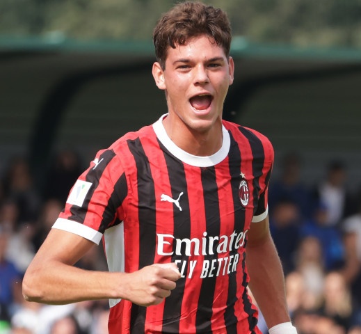 In the last 4 days two different Romanians scored for Milan Futuro in Serie D! 

🔍 Francesco Domniței 🇷🇴 (CF, 2007)
🔍 Matteo Dutu 🇷🇴 (CB, 2005)

First one for the striker and second of the season for the captain Dutu. Milan being now close to the playoff spots.