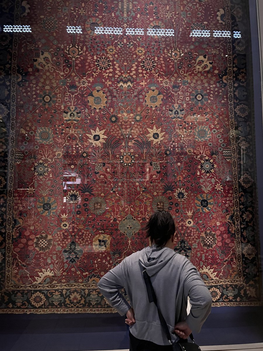 یکی از افتخارات شهر من این شاهکار هنری از قرن ۱۷ میلادی و متعلق به زمان شاه طهماسب صفوی است. فرش #کرمان در موزه ویکتوریا آلبرت لندن که با طرح گلدانی مختص این دوره مشهور است.
#Kerman #PersianCarpet #VACollections