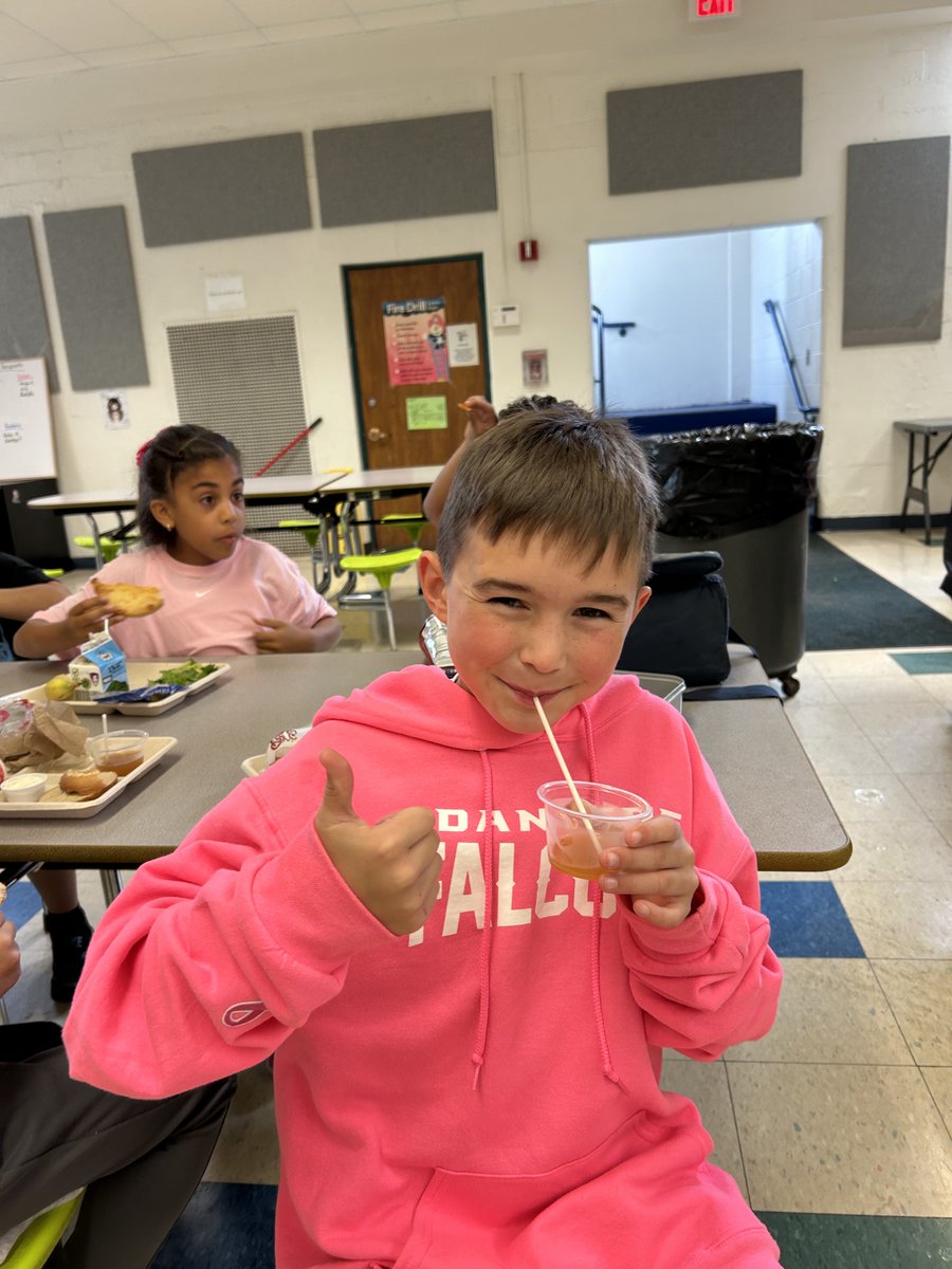 To close out Kindness Week, Great Oak fifth graders brightened everyone’s day by giving flowers to every staff member🌸
#KindnessWeek #DPS #GreatOak