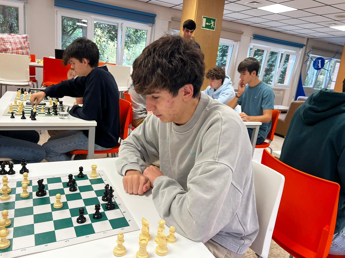 Comisión de Deportes | I Torneo de Ajedrez Alcalino

El pasado sábado celebramos la primera edición del torneo en el Mayor, donde la estrategia y el compañerismo fueron protagonistas.

#MásAlcalá #UnMayorEsMás