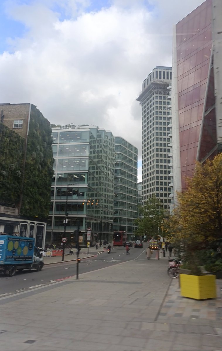 London,UK 🗺️
City with pleasant weather and crowded streets 🤗😊