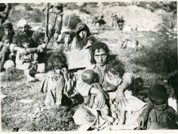 Kerbela’da 70 kişiyi öldürdü diye Yezid’e lanet okuyanlar Dersim’de 70000 kızılbaşı katledene ulu önder diyor. 

İKİYÜZLÜSÜNÜZ!