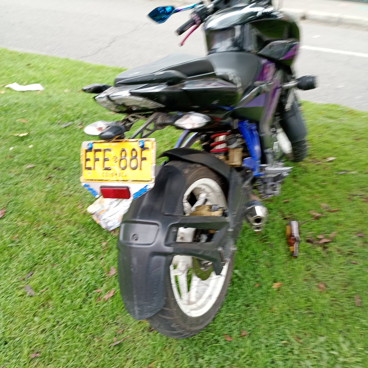 Ey <a href="/SectorMovilidad/">Movilidad Bogotá</a> <a href="/PoliciaBogota/">Policía Metropolitana de Bogotá</a> este genio  parqueando su moto en el separador de la calle 45 con 20 

¿Dónde está la grúa para retirarlo y que pague su multa por mal parqueando??