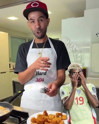 Dice Munir q su hijo será mejor que Messi, Ronaldo, Pele y Maradona juntos. Que te ayude pelar patatas y cortar cebolla que seguro q se le da mejor que esto de jugar el fútbol. El chaval acabará mal, cada día estoy mas convencido. 
#ElClasico