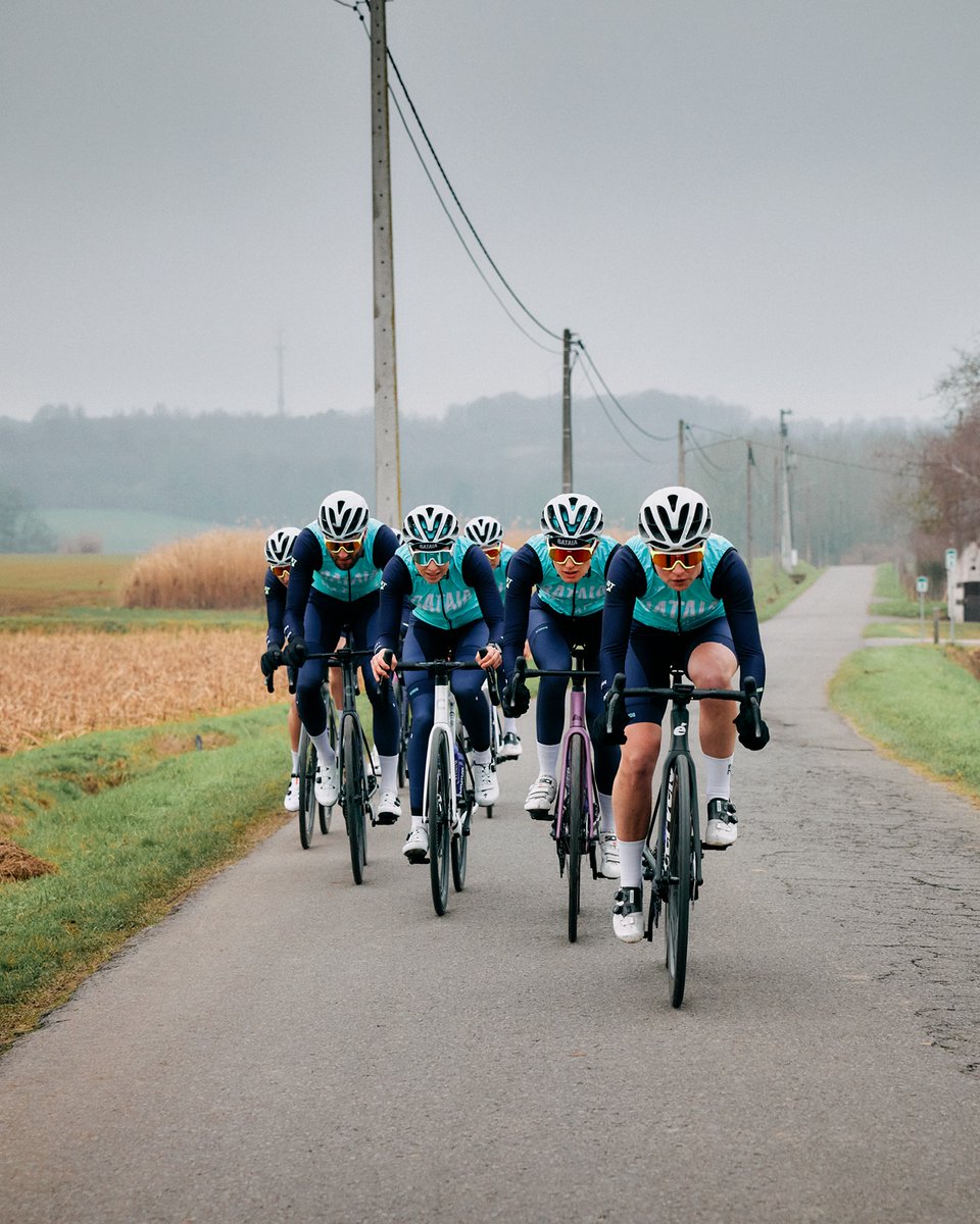 RideShimano's tweet image. Headwinds are lighter when you share them. Ride together, push, and let the road remind you why life&apos;s better with friends 🤝

#ShimanoRoad