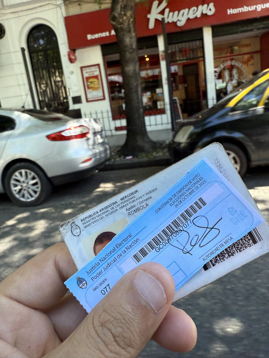 Voté porque creo en mi Patria, incluso cuando otros la dan por perdida.

Voté porque quiero honrar la Historia y desafiar al destino.

Argentino, gracias a Dios.🇦🇷