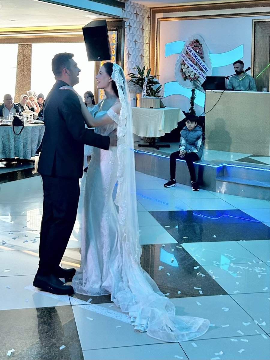 Sevgili Elvan Ünlü ve Müslüm Altun kardeşlerimizin düğün merasimine katıldık. Allah bir yastıkta kocatsın. Çiftimize bir ömür boyu mutluluklar diliyoruz.